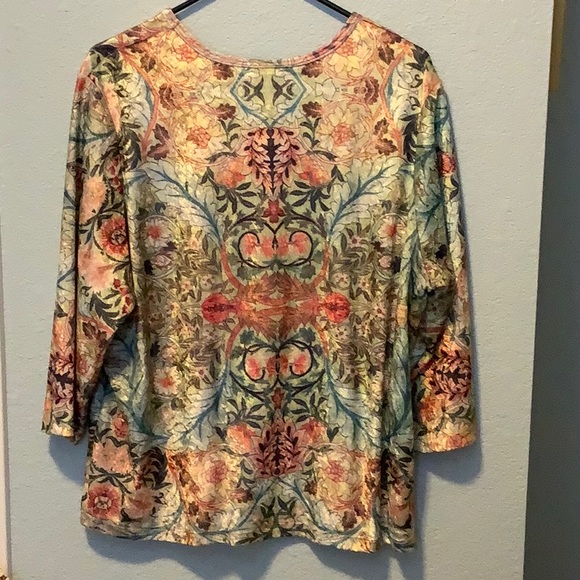 🌹 TeeCo Velvety Flowered Top 🌹 - Picture 4 of 8